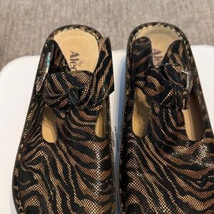 Alegria Women's Zebra Patterned Mules